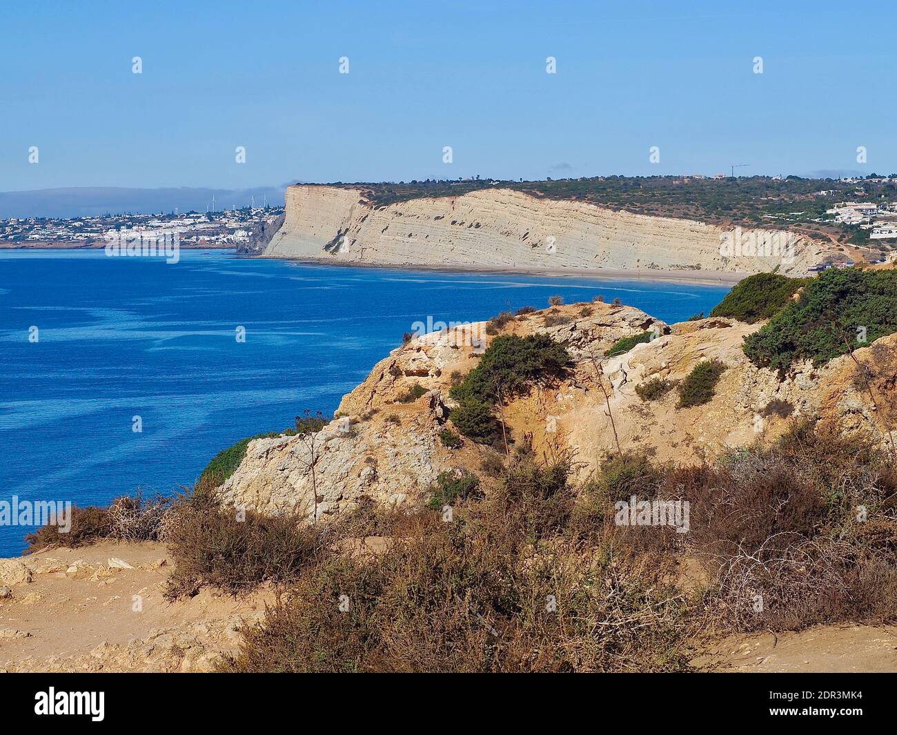 Die Schönheit von Portugal-Luftaufnahme von Praia de Porto de MOS an der Algarve-Küste von Lagos Stockfoto