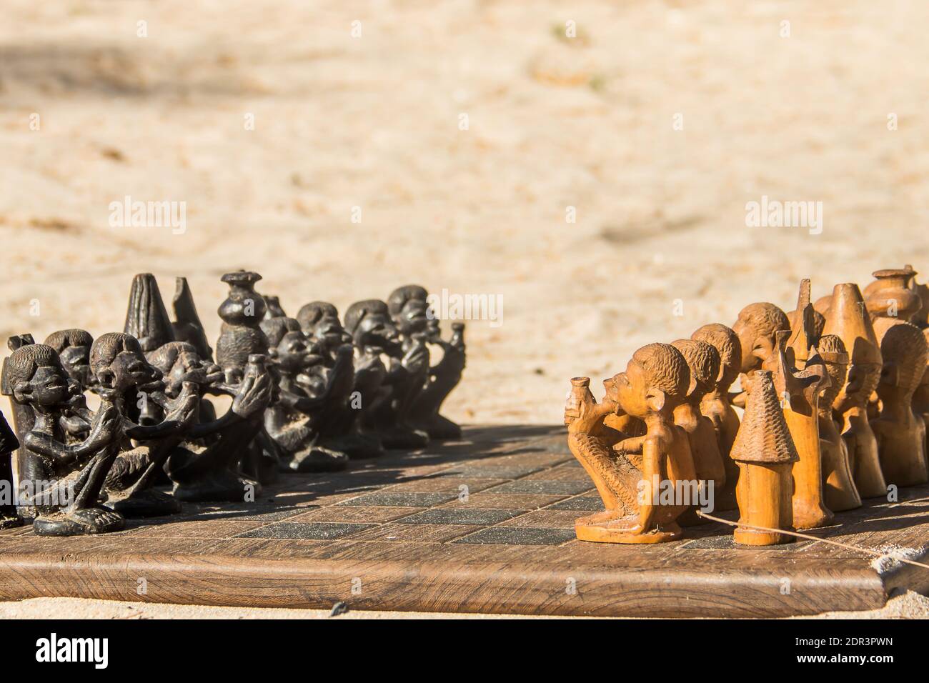 Afrikanisches handgemachtes Schachspiel aus Holz Stockfoto