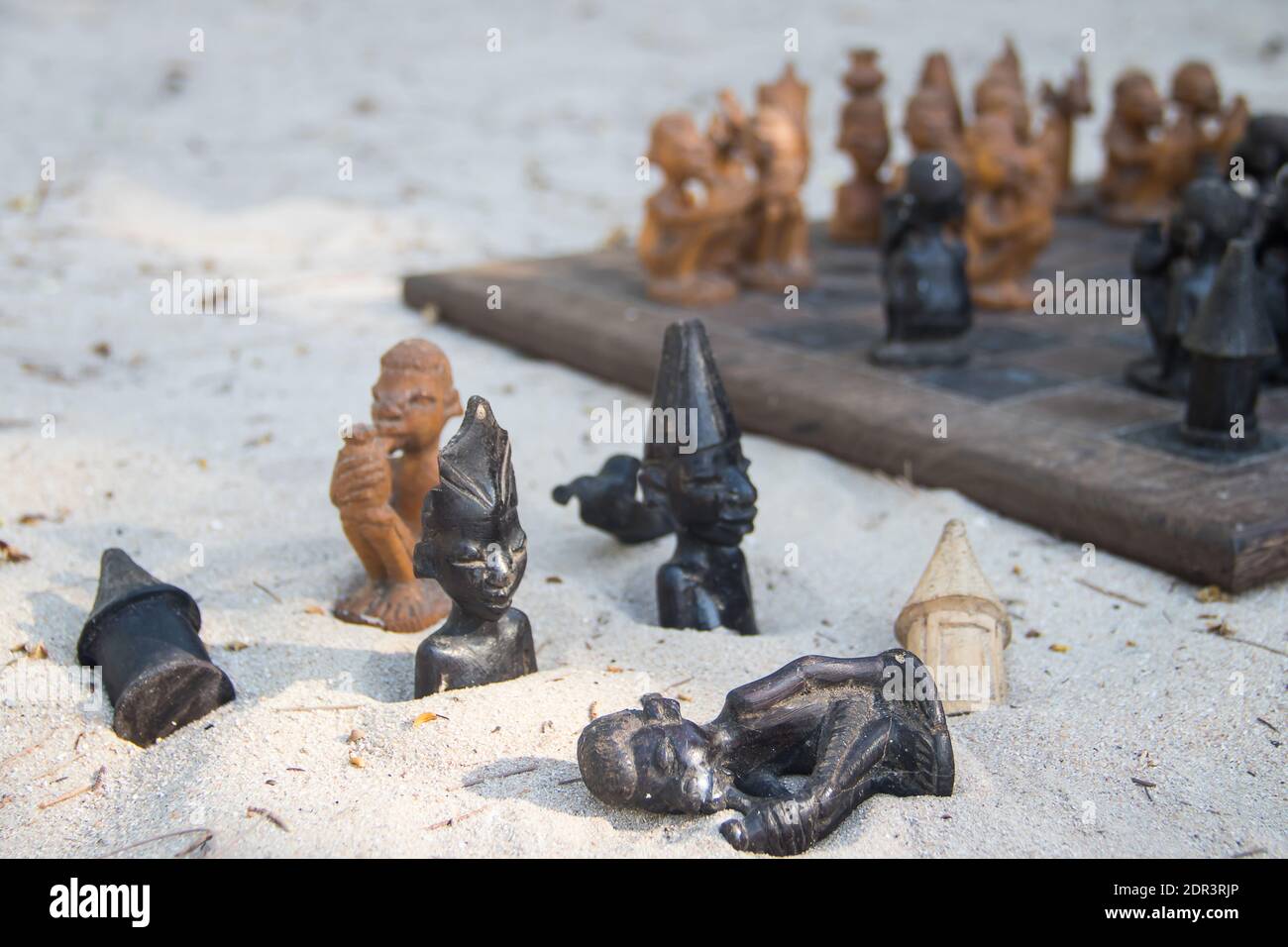 Afrikanisches handgemachtes Schachspiel aus Holz Stockfoto