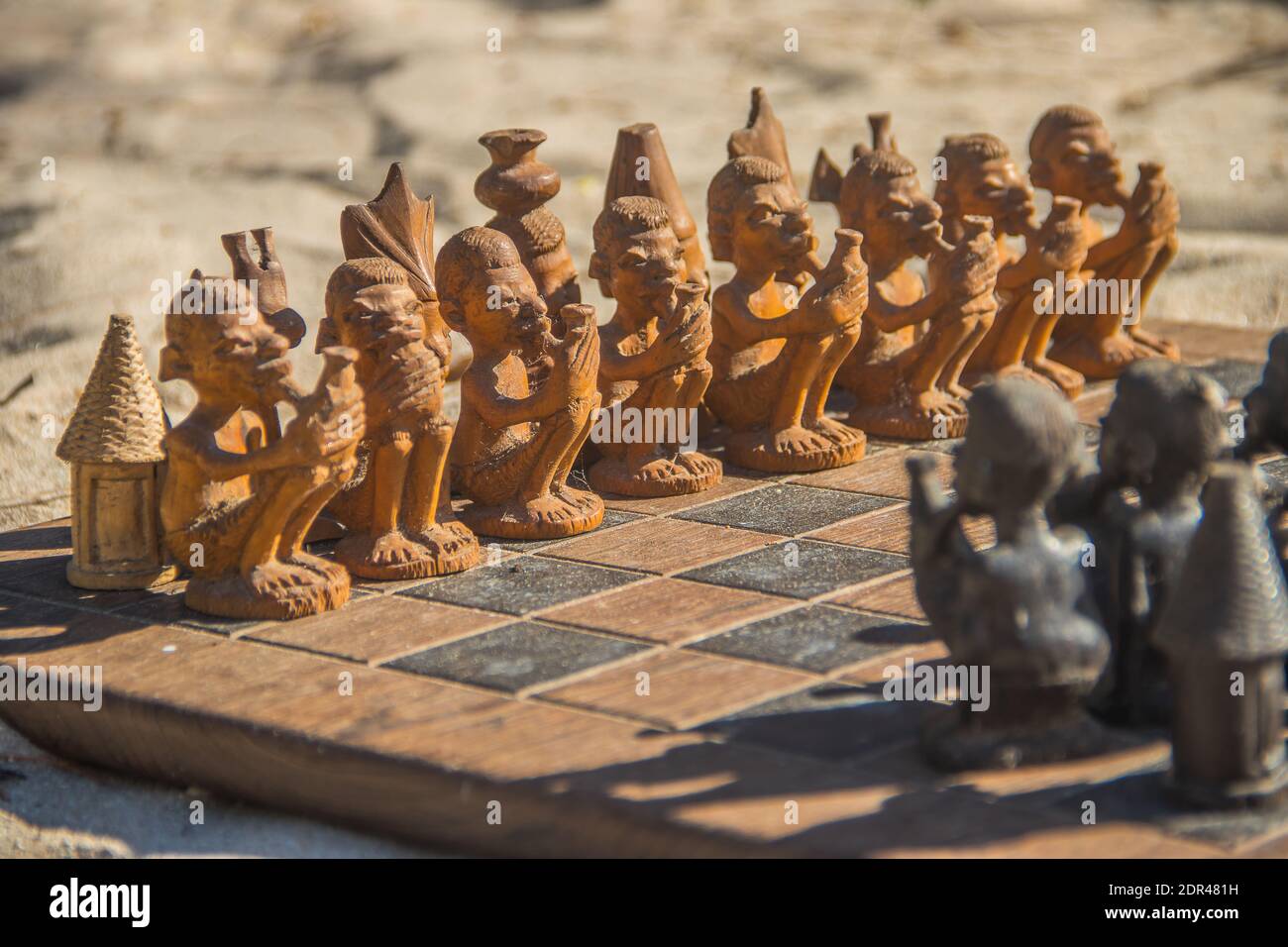 Afrikanisches handgemachtes Schachspiel aus Holz Stockfoto