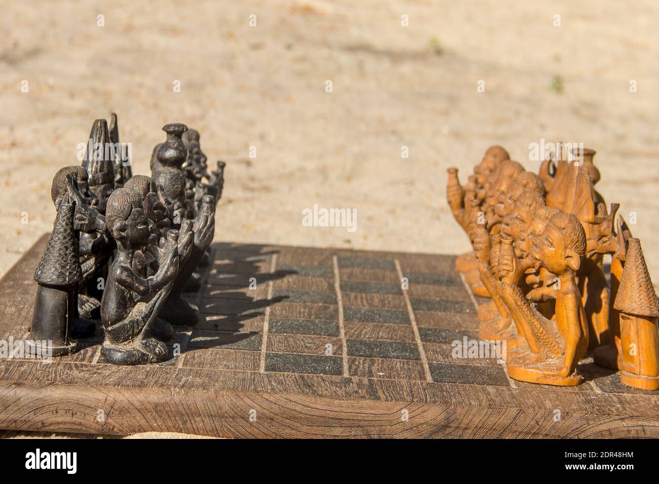 Afrikanisches handgemachtes Schachspiel aus Holz Stockfoto