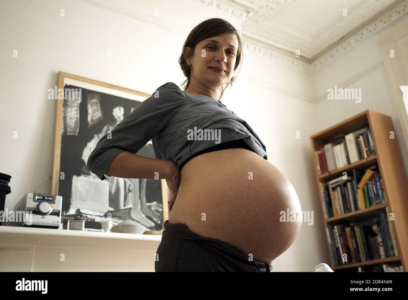 Schwangere Frauen, attraktive, moderne, junge Frau Stockfoto