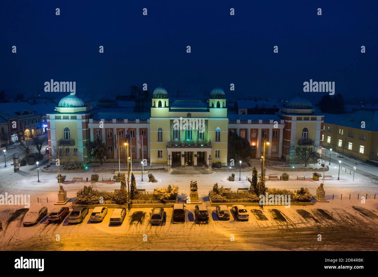 Varoshaza in Mohacs Hauptquadriere mit Schnee Stockfoto
