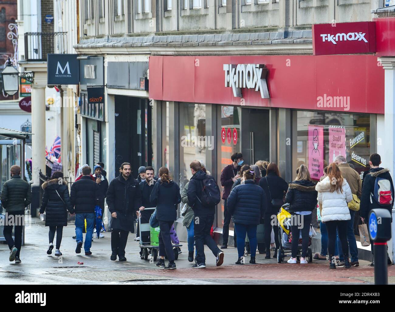 Brighton UK 20. Dezember 2020 - Weihnachtseinkäufer in Brighton, nachdem Teile des Südostens in Tier 4 Coronavirus COVID-19 Restriktionsmaßnahmen gesetzt wurden. Die Stadt Brighton und Hove ist in Tier 2 geblieben : Credit Simon Dack / Alamy Live News Stockfoto