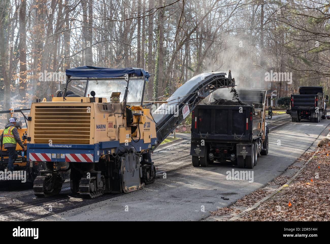 Asphaltfräsen vor dem Neuspinnen Stockfoto