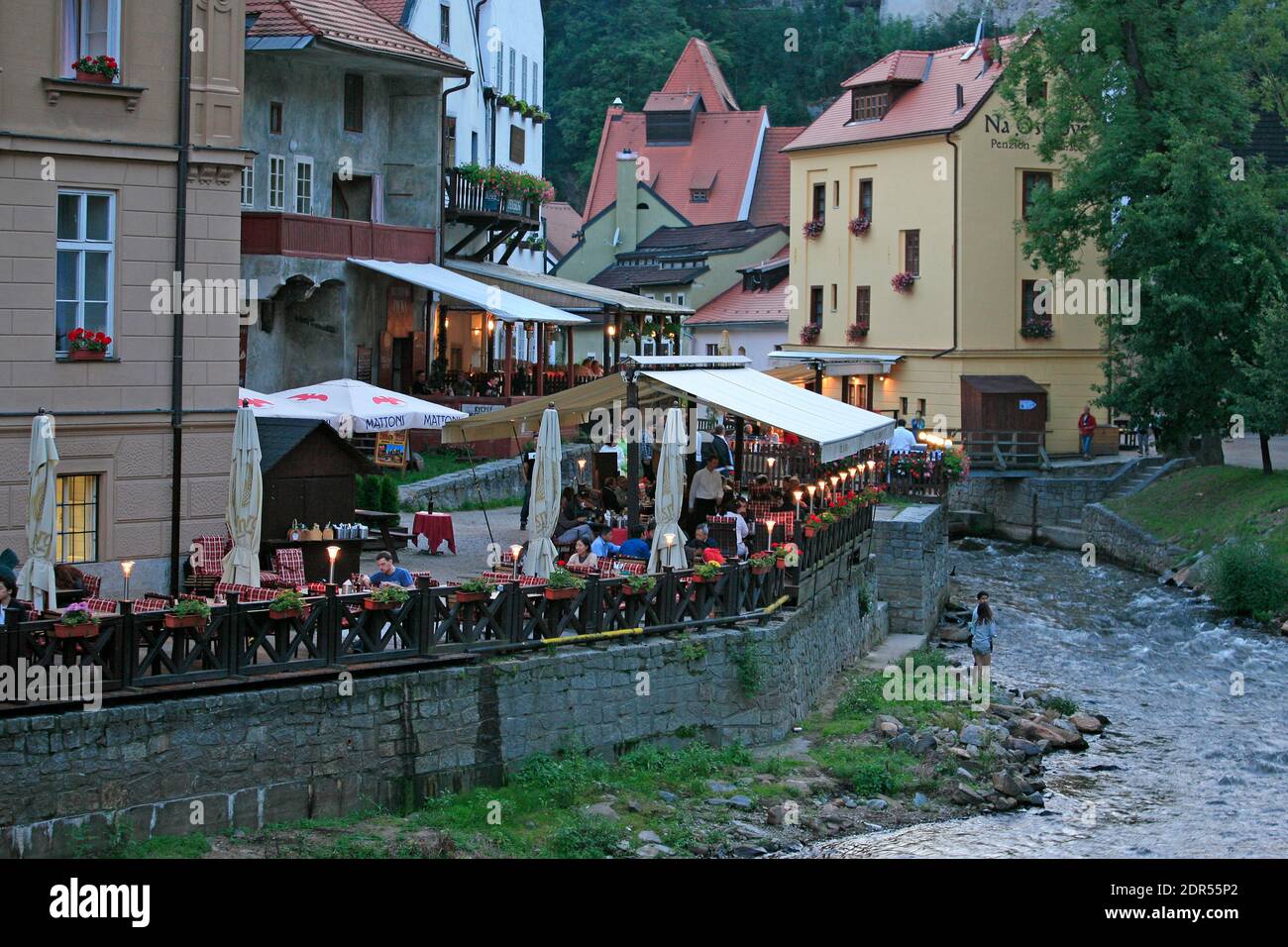 Am Ufer der Moldau in Cesky Krumlov gibt es zahlreiche schöne Restaurants direkt am Wasser. Stockfoto