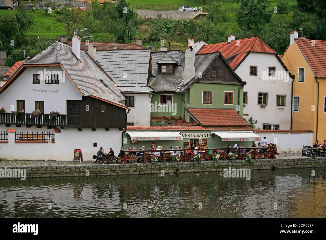 Am Ufer der Moldau in Cesky Krumlov gibt es zahlreiche schöne Restaurants direkt am Wasser. Stockfoto