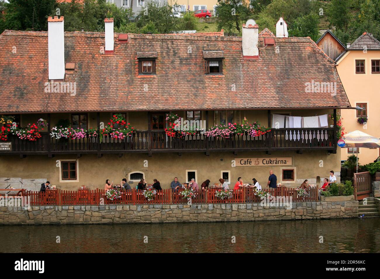 Am Ufer der Moldau in Cesky Krumlov gibt es zahlreiche schöne Restaurants direkt am Wasser. Stockfoto