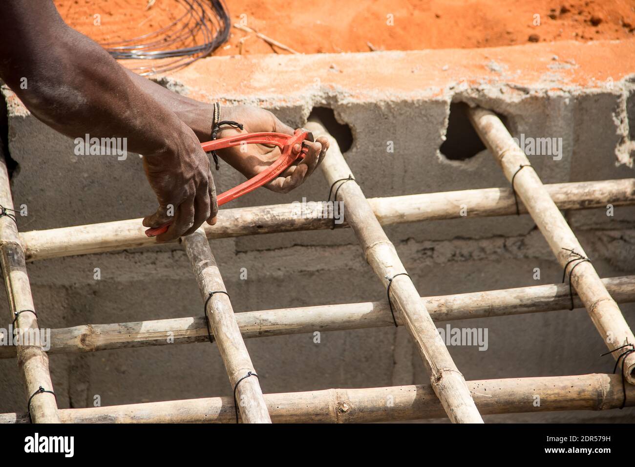 Bauarbeiter in Afrika mit persönlicher Schutzausrüstung Stockfoto