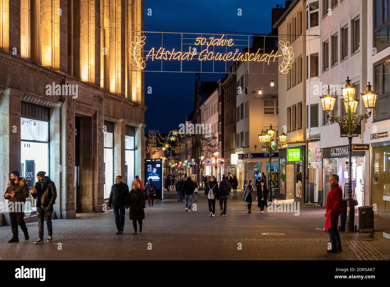 Adventwochenende in der Düsseldorfer Innenstadt nach der Sperre im Corona Krise - 50 Jahre alte Stadtgemeinde Stockfoto