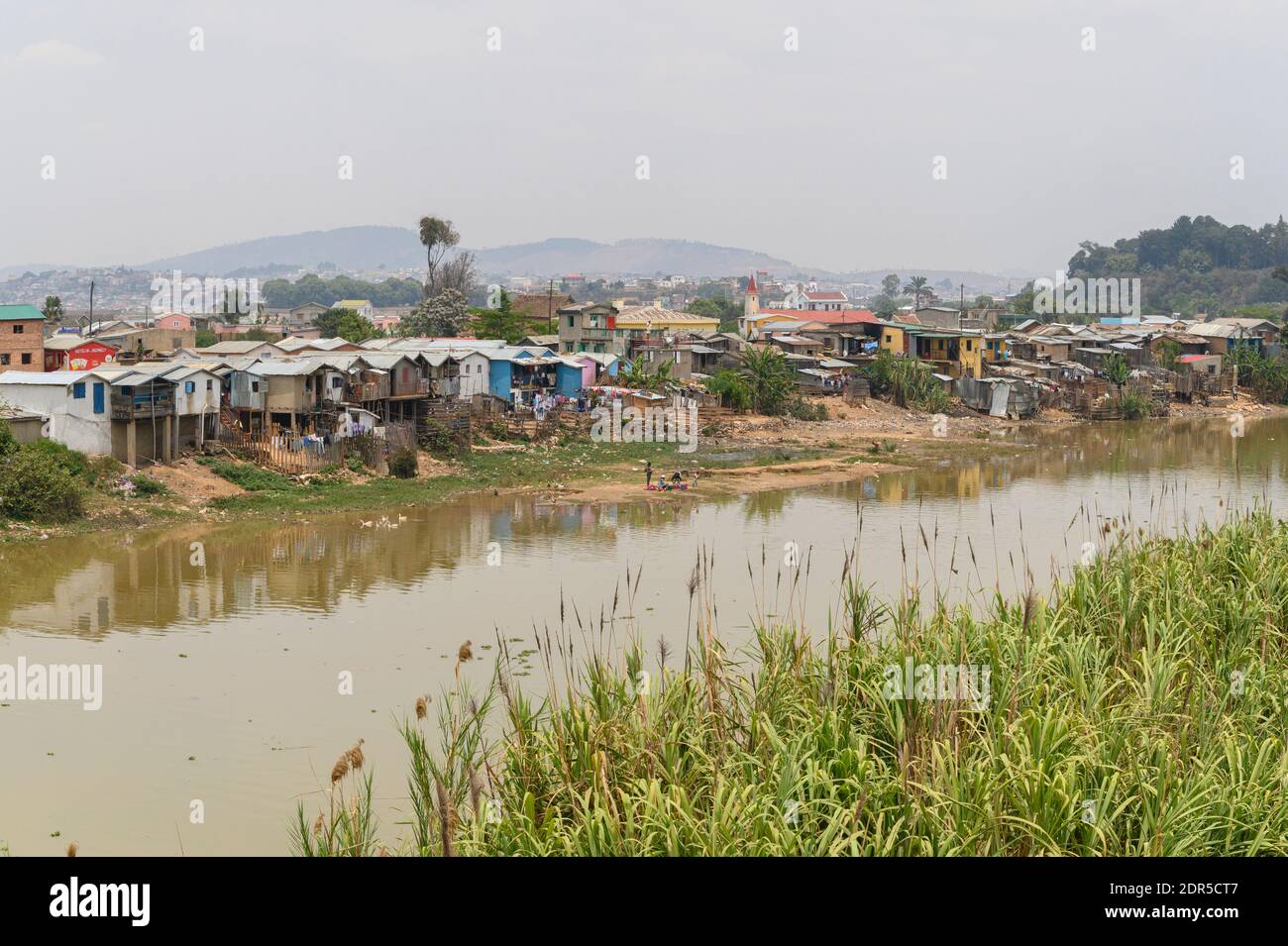 Fluss iKoPA mit Häusern am Fluss, Mandroseza, Antananarivo, Madagaskar Stockfoto