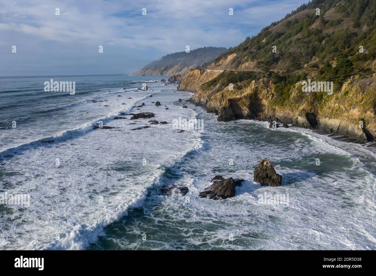 Das kalte, nährstoffreiche Wasser des Pazifischen Ozeans schlägt gegen die felsige und unglaublich malerische Küste Nordkaliforniens in Mendocino. Stockfoto