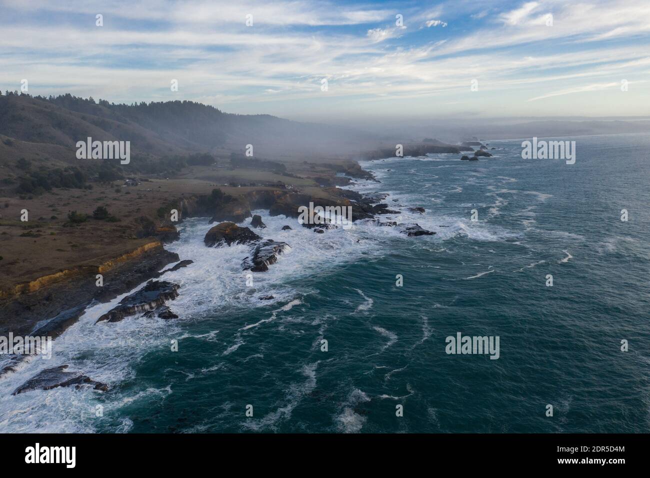 Das kalte, nährstoffreiche Wasser des Pazifischen Ozeans schlägt gegen die felsige und unglaublich malerische Küste Nordkaliforniens in Mendocino. Stockfoto
