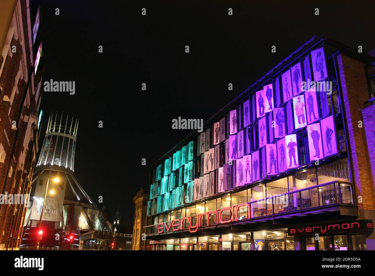 Liverpool Hope Street bei Nacht mit dem Everyman Theater und Die Metropolitan Cathedral Stockfoto