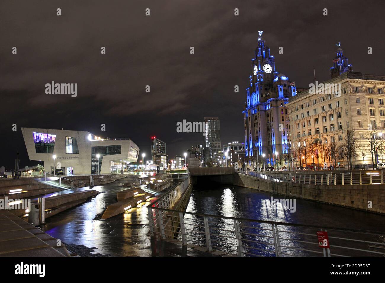 Liverpool Pier Head Bei Nacht Stockfoto