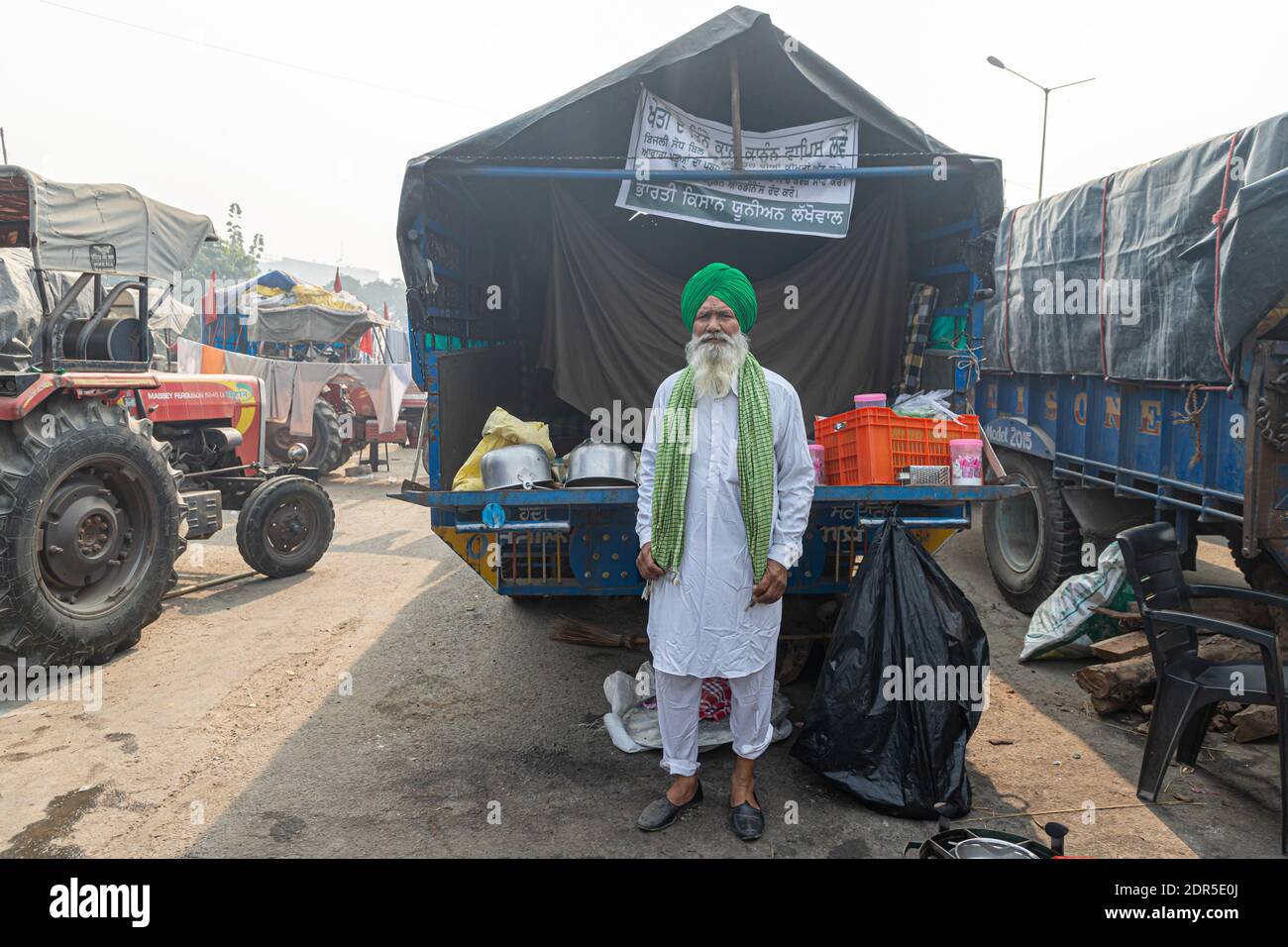 Porträt eines indischen sikh-Bauern während der Protestgrenze zu delhi. Stockfoto