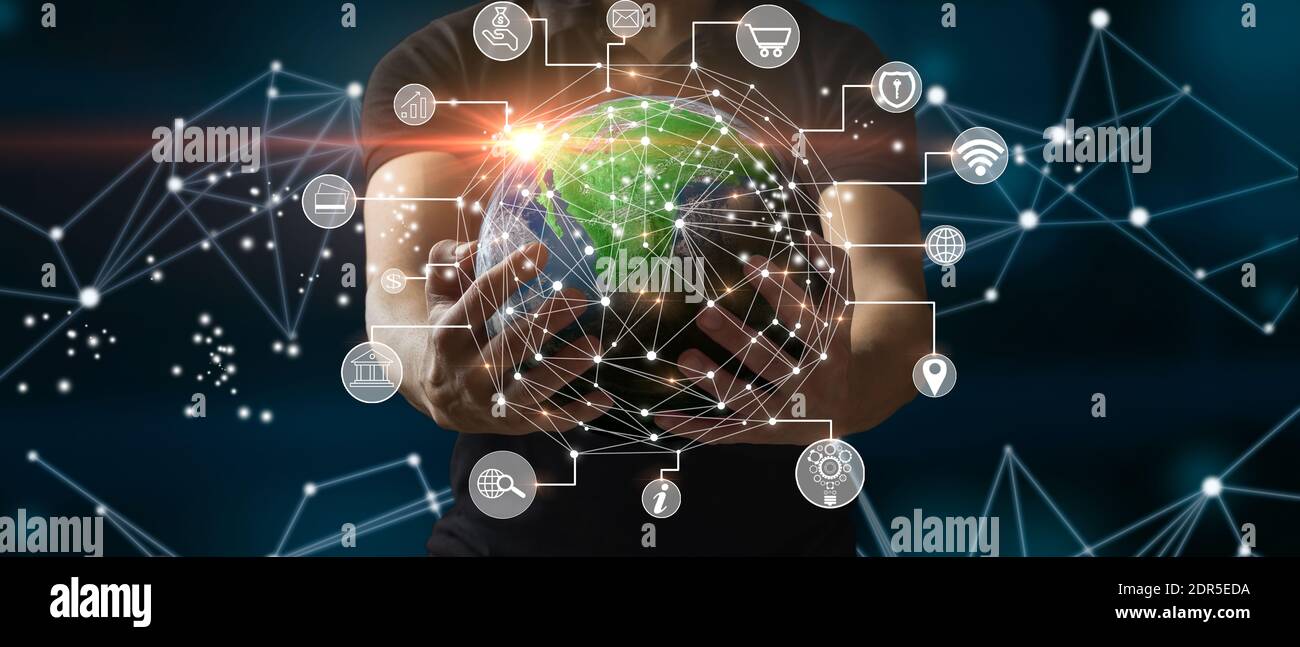 Der Mensch, der die Erde für Konnektivität, Datenaustausch und internationale Telekommunikation hält. Gemischte Medien. Elemente dieses Bildes, die von der NASA eingerichtet wurden Stockfoto