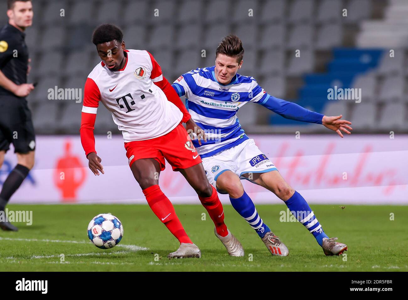 DOETINCHEM, NIEDERLANDE - DEZEMBER 19: Albert Nicolas Lottin vom FC Utrecht U23 gegen Jesse Schuurman von De Graafschap während des niederländischen Keukenkampioendividuums Stockfoto