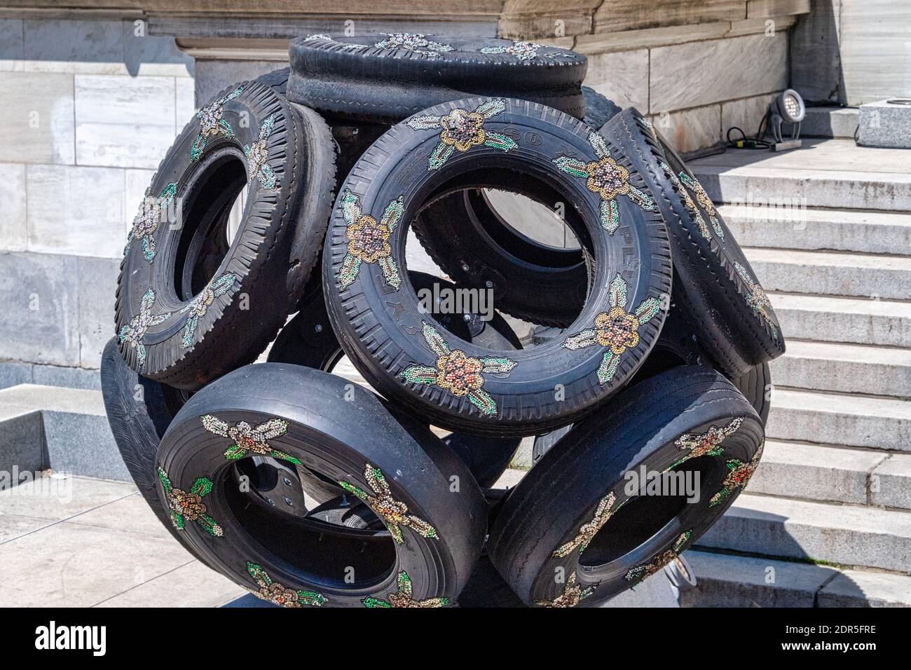 Kunst mit Reifen außerhalb des Beaux-Arts Museum, Montreal, Kanada Stockfoto