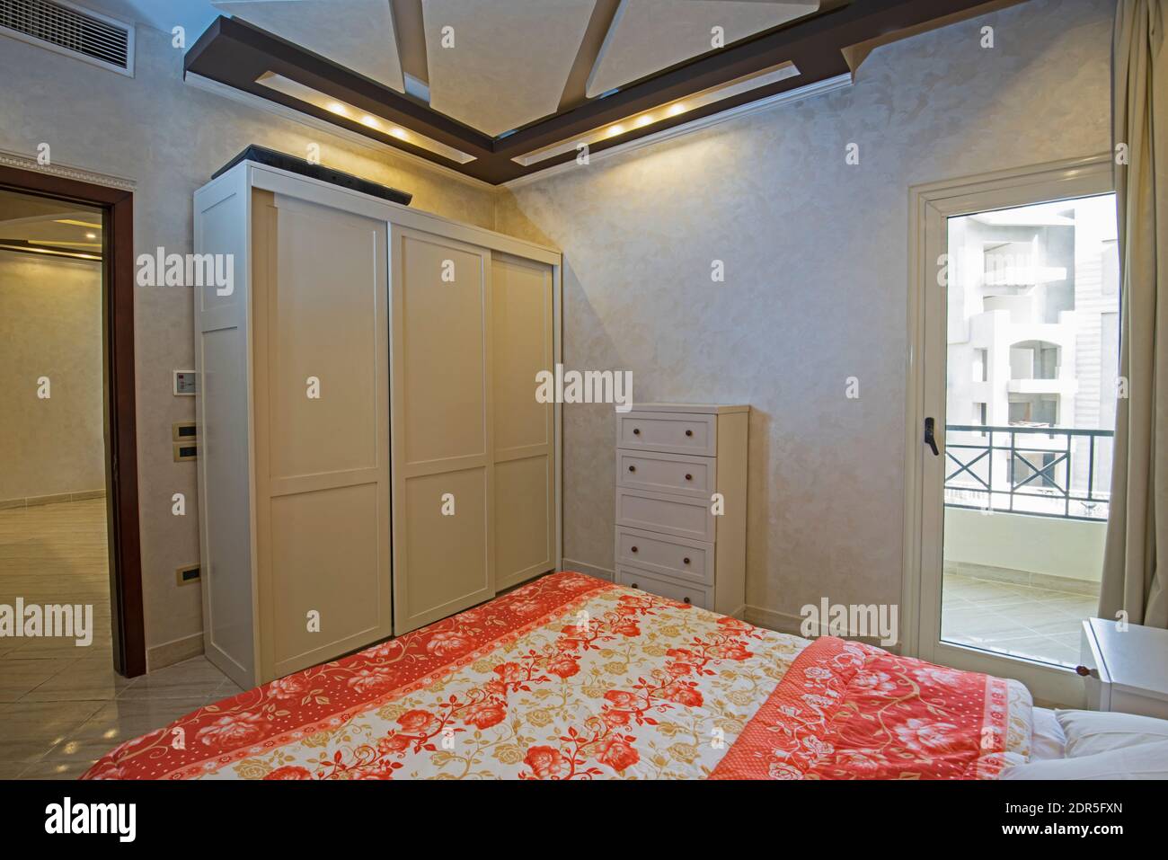 Interior Design Einrichtung Einrichtung von Luxus zeigen home Schlafzimmer mit Möbeln und Doppelbett Stockfoto