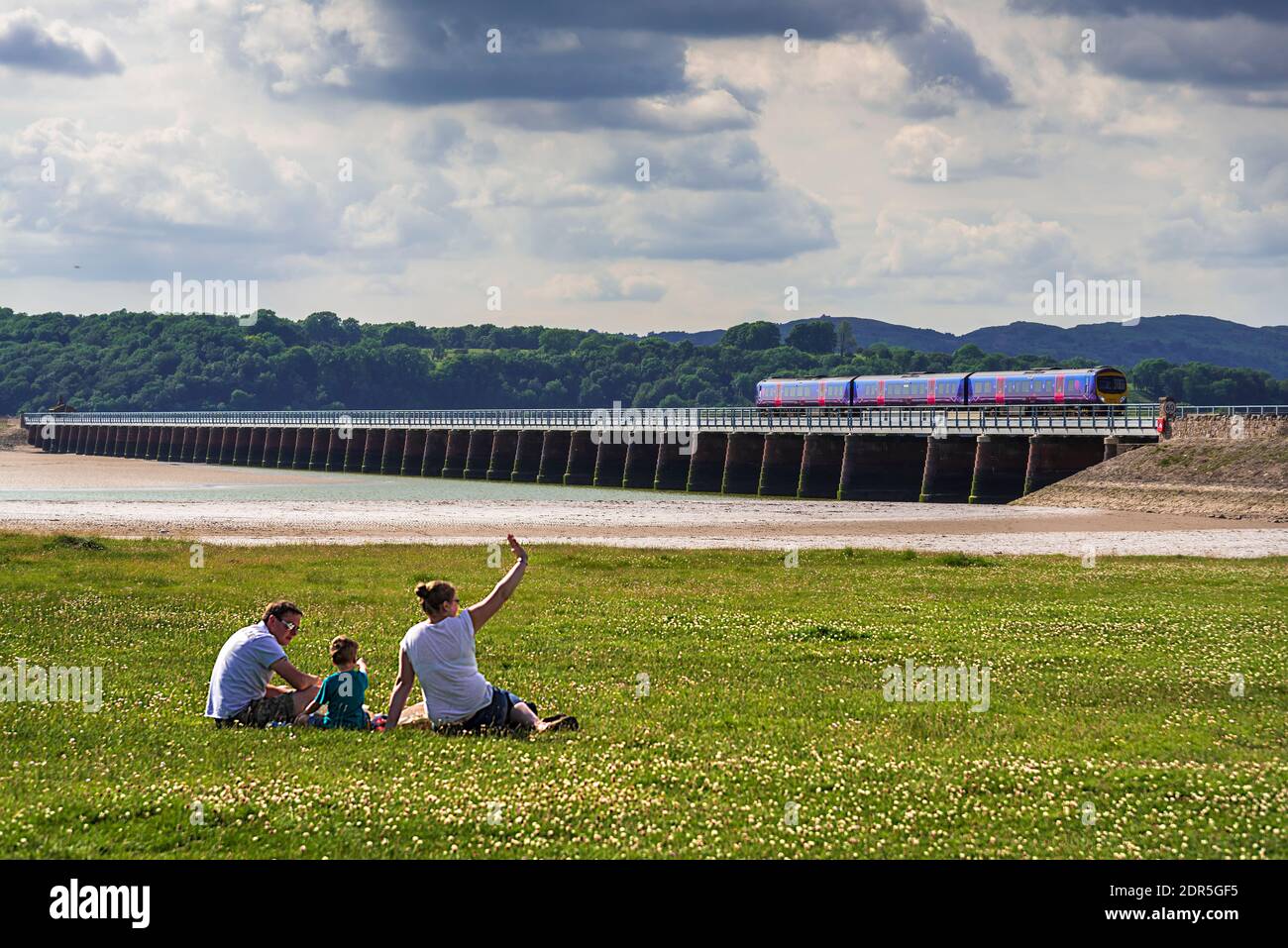 Ein Zug, der das Arnside Viadukt über den Fluss Kent in Cumbria Nordwestengland überquert. *** Ortsüberschrift *** Karussell eingereicht Juni 2014 Stockfoto