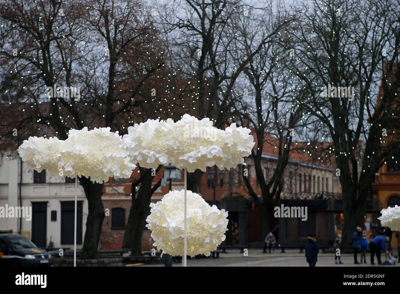 Kaunas, Litauen - 19. Dezember 2020: Der Hauptweihnachtbaum von Kaunas steht auf dem Rathausplatz. Dekorationen sind aus Kunststoff trinken erstellt Stockfoto