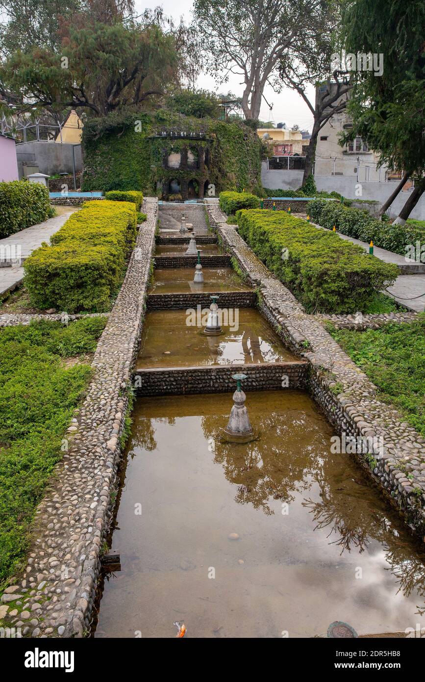 Im Bagh-E-Bahu Garten in Jammu gibt es tolle kleine Pools und vielleicht Springbrunnen. Warmes Klima in Indien (auch Norden) Stockfoto