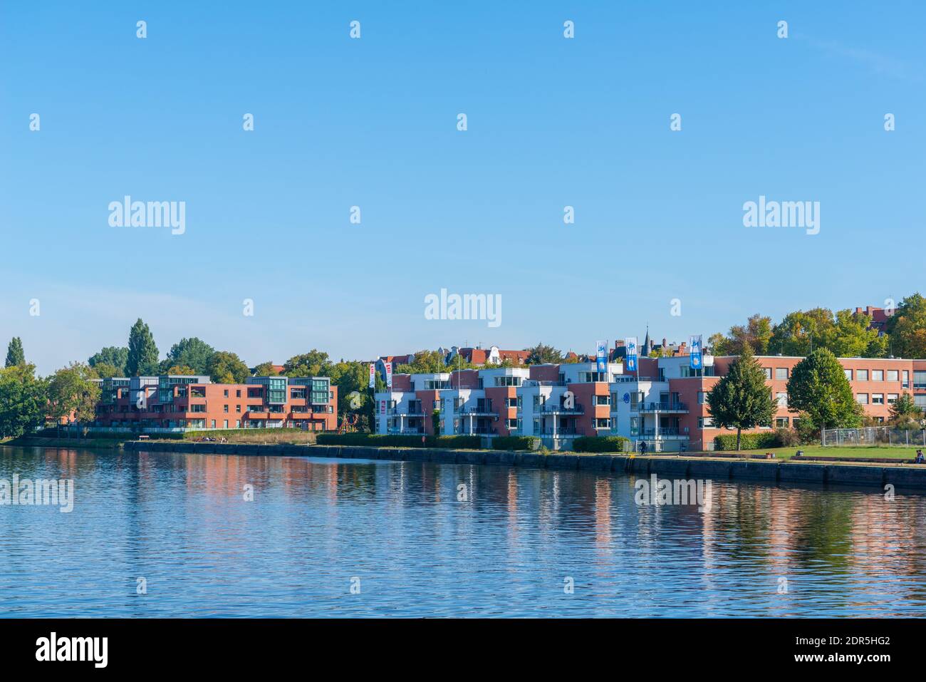 Neue Wohn- und Büroräume entlang der Trave, Hansestadt Lübeck, Schleswig-Holstein, Norddeutschland, Europa Stockfoto