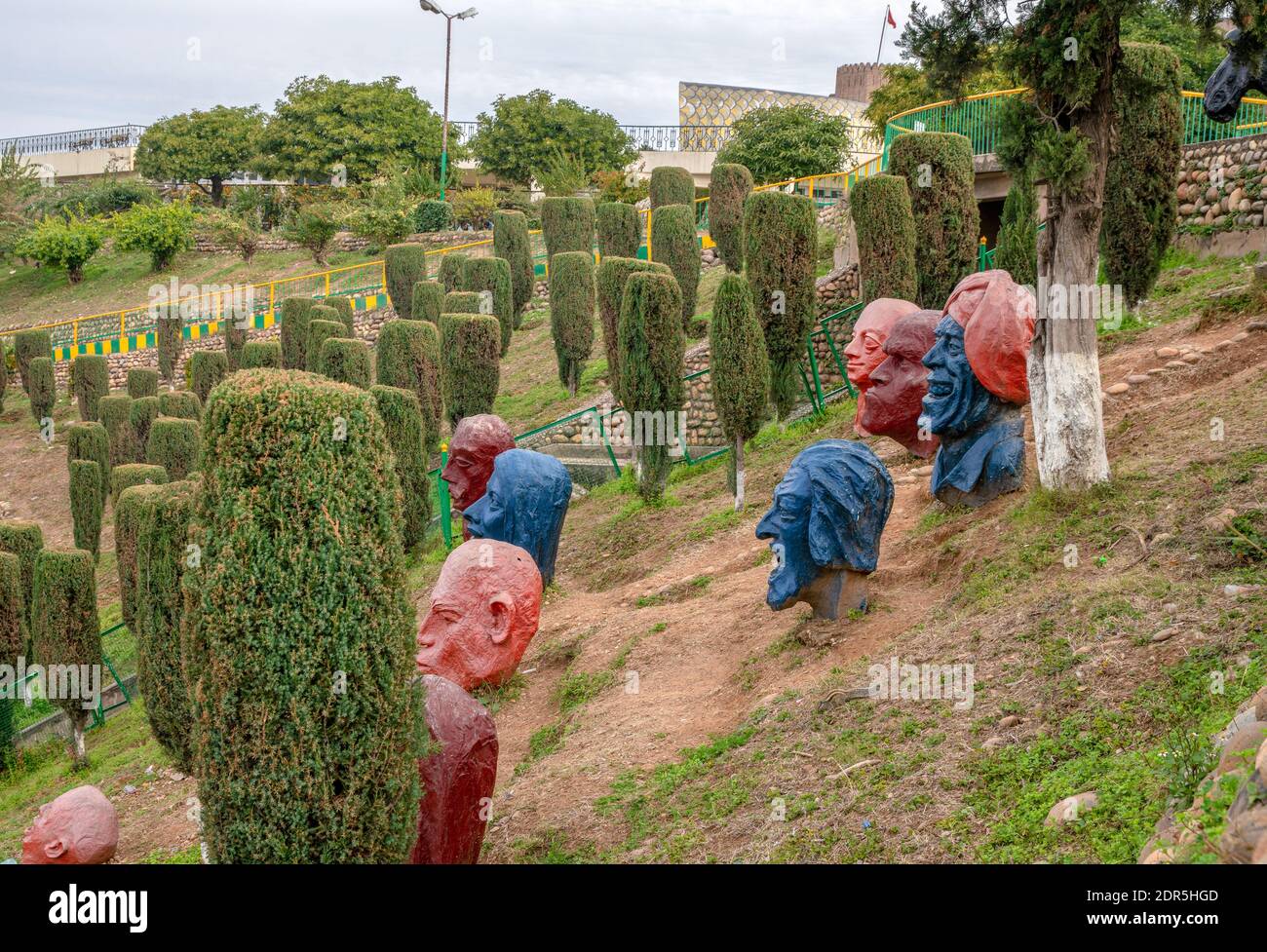 02-11-2019 Jammu, Indien. Lustige rote und blaue Statuen (Gesichter) mit verschiedenen Mimik im Bag-i-Bahu Park Stockfoto