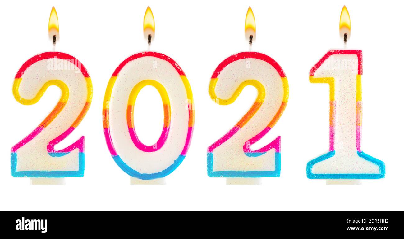 2021 Frohes neues Jahr brennende Party Kerzen isoliert auf weiß. Stockfoto