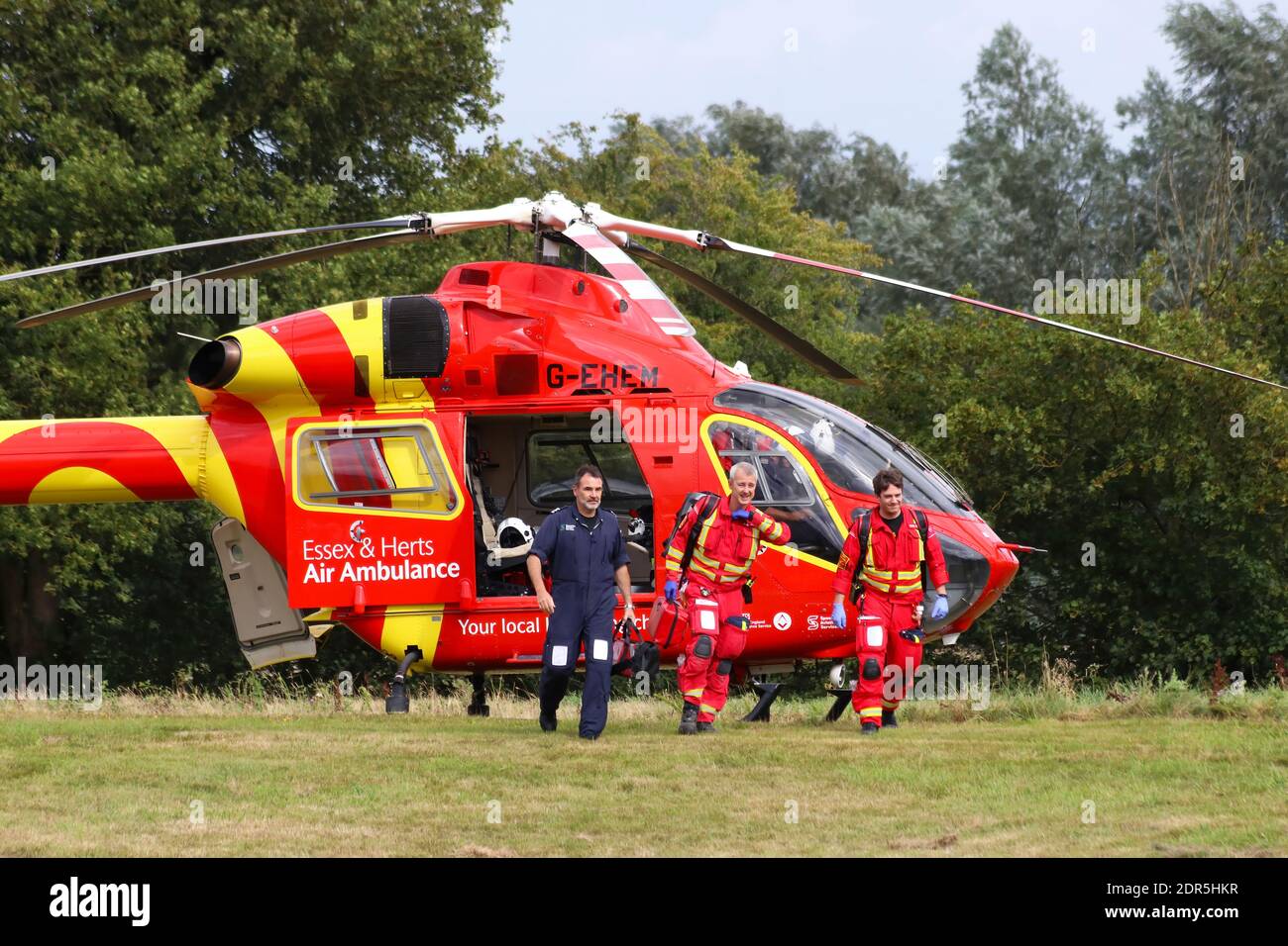 Essex und Herts Luft Ambulanz Landung in einem Feld für Und Notrettung nach einem Unfall Stockfoto
