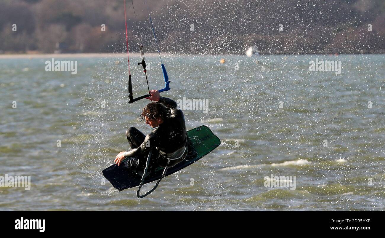 Sandbanks, Großbritannien. Dezember 2020. Ein Kite Surfer fliegt am letzten Wochenende vor Weihnachten im Hafen von Poole bei Sandbanks in Dorset unter windigen Bedingungen. Quelle: Richard Crease/Alamy Live News Stockfoto