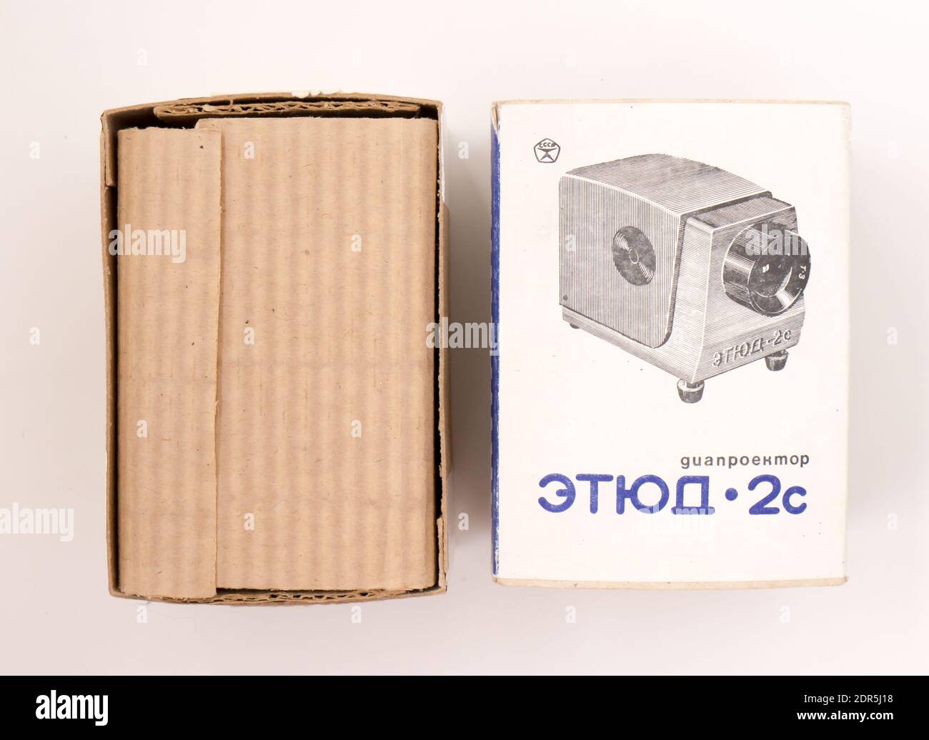 GOMEL, WEISSRUSSLAND - 16. DEZEMBER 2020: FED Diaprojektor ETUDE 2c. Die FED ist eine sowjetische Entfernungsmesser-Kamera, die von 1934 bis etwa 1996 in Serie produziert wurde. Stockfoto