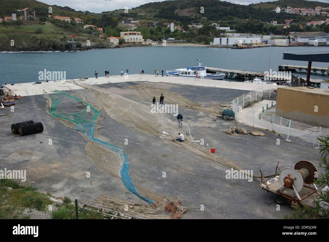 Fischtrawler Netze ausgespult für die Untersuchung und Reparatur an der Hafen Stockfoto