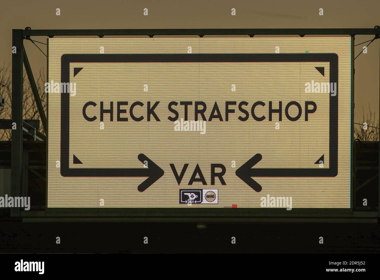 ROTTERDAM, NIEDERLANDE - DEZEMBER 19: Video Assistent Referee VAR Check Straffschop während des niederländischen Eredivisie-Spiels zwischen Sparta Rotterdam und FC G Stockfoto
