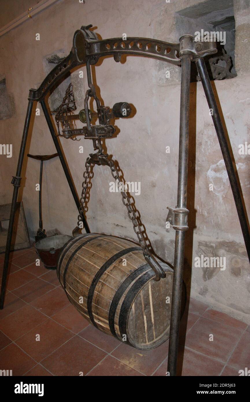 Weinfass von antiken Wiegemaschine aufgehängt. Stockfoto