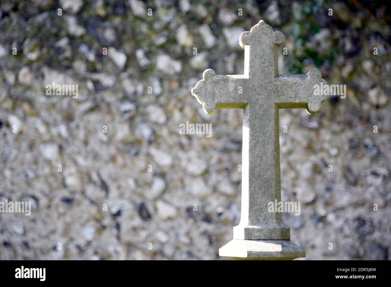 Steinkreuz an einer alten Mauer in St. Margaret's Churchyard, Rottingdean, East Sussex, England, Vereinigtes Königreich Stockfoto
