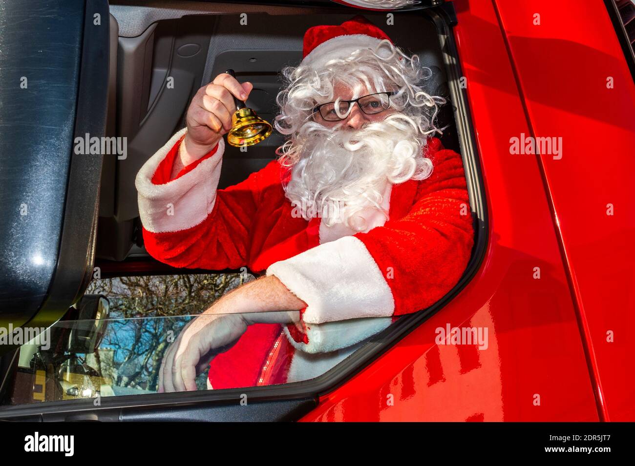 Bantry, West Cork, Irland. Dezember 2020. Der Weihnachtsmarkt in Bantry fand heute statt, an dem viele Einheimische teilnahmen. Es gab einen Stand, an dem Kunsthandwerk verkauft wurde, Livemusik und der Weihnachtsmann kam auf. Der Weihnachtsmann wurde in einem Feuerwehrmann auf den Weihnachtsmarkt gebracht. Quelle: AG News/Alamy Live News Stockfoto