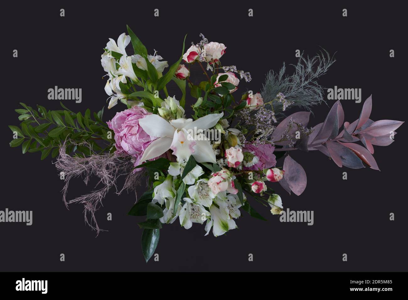 Blumenkomposition auf schwarzem Hintergrund. Hochzeitsdekor. Festliche Einrichtung. Blumenstrauß aus Frühlingsblumen. Hochzeitsstrauß Stockfoto