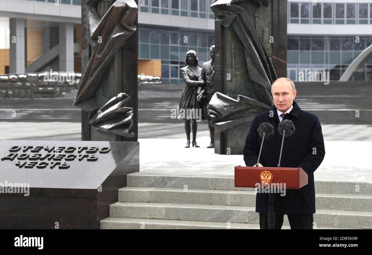 Moskau, Russland. Dezember 2020. Der russische Präsident Wladimir Putin, gratuliert aktuellen und ehemaligen Offiziere der russischen Sonderdienste auf Security Agency Worker Day vor dem Sitz des Auswärtigen Geheimdienstes am 20. Dezember 2020 in Moskau, Russland. Putin feierte den 100. Jahrestag der Gründung des SVR-Auslandsgeheimdienstes. Quelle: Aleksey Nikolskyi/Kremlin Pool/Alamy Live News Stockfoto