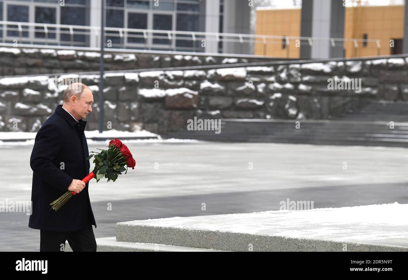 Moskau, Russland. Dezember 2020. Der russische Präsident Wladimir Putin, stellt Blumen auf ein Denkmal für russische Geheimdienstoffiziere vor dem Außendienst-Hauptquartier am 20. Dezember 2020 in Moskau, Russland. Putin feierte den 100. Jahrestag der Gründung des SVR-Auslandsgeheimdienstes. Quelle: Aleksey Nikolskyi/Kremlin Pool/Alamy Live News Stockfoto