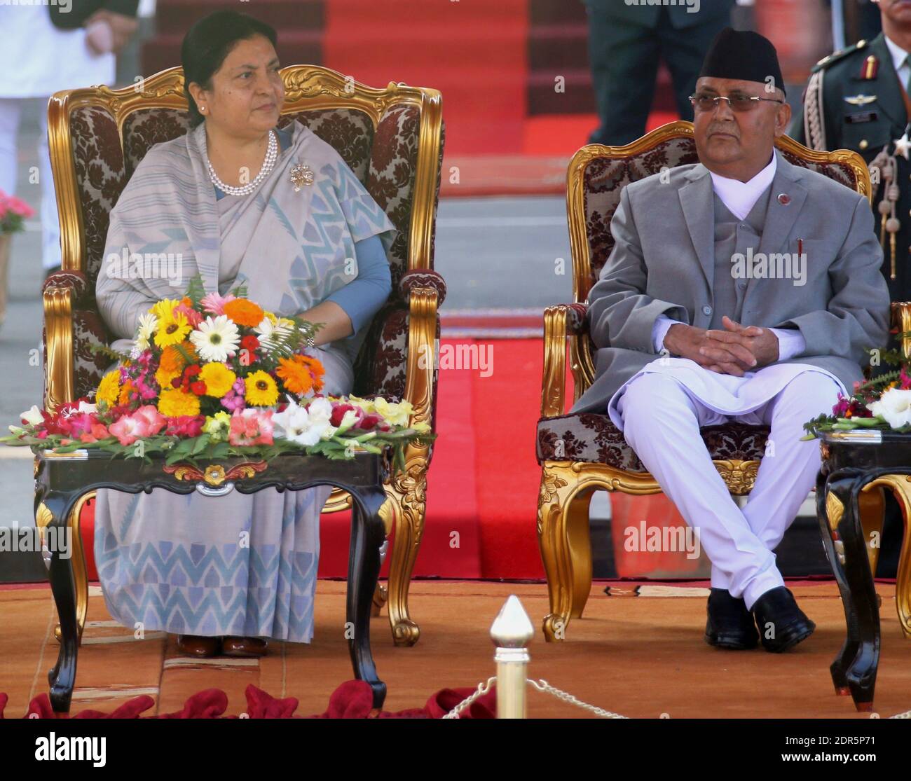 Kathmandu, Bagmati, Nepal. Dezember 2020. Das Foto zeigt Nepals Präsidentin Bidhya Devi Bhandari (L) und Premierminister KP Sharma Oli (R) in der Residenz des Präsidenten in Kathmandu, Nepal. Nepals Präsident Bidhya Devi Bhandari hat das parlament am Sonntag auf Ersuchen des Kabinetts von Premierminister KP Sharma Oli aufgelöst und angekündigt, dass am 30. April und 10. Mai 2021 Parlamentswahlen stattfinden werden, die das Himalaya-Land in politische Unruhen stürzen, während es gegen die COVID-19-Pandemie kämpft. Quelle: Sunil Sharma/ZUMA Wire/Alamy Live News Stockfoto Kathmandu, Bagmati, Nepal. Dezember 2020. Das Foto zeigt Nepals Präsidentin Bidhya Devi Bhandari (L) und Premierminister KP Sharma Oli (R) in der Residenz des Präsidenten in Kathmandu, Nepal. Nepals Präsident Bidhya Devi Bhandari hat das parlament am Sonntag auf Ersuchen des Kabinetts von Premierminister KP Sharma Oli aufgelöst und angekündigt, dass am 30. April und 10. Mai 2021 Parlamentswahlen stattfinden werden, die das Himalaya-Land in politische Unruhen stürzen, während es gegen die COVID-19-Pandemie kämpft. Quelle: Sunil Sharma/ZUMA Wire/Alamy Live News Stockfoto