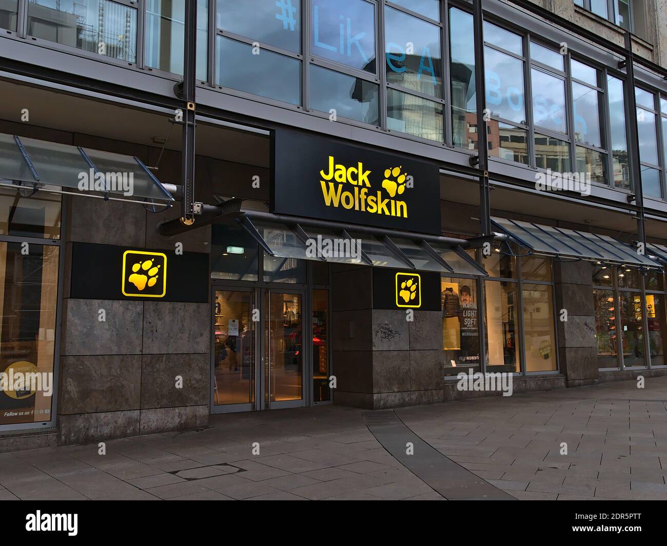 Geschlossenes Geschäft der deutschen Outdoor-Ware und Ausrüstung Einzelhandelskette Jack Wolfskin auf dem Rotebühlplatz während Covid-19 Lockdown mit dem gelben Logo. Stockfoto