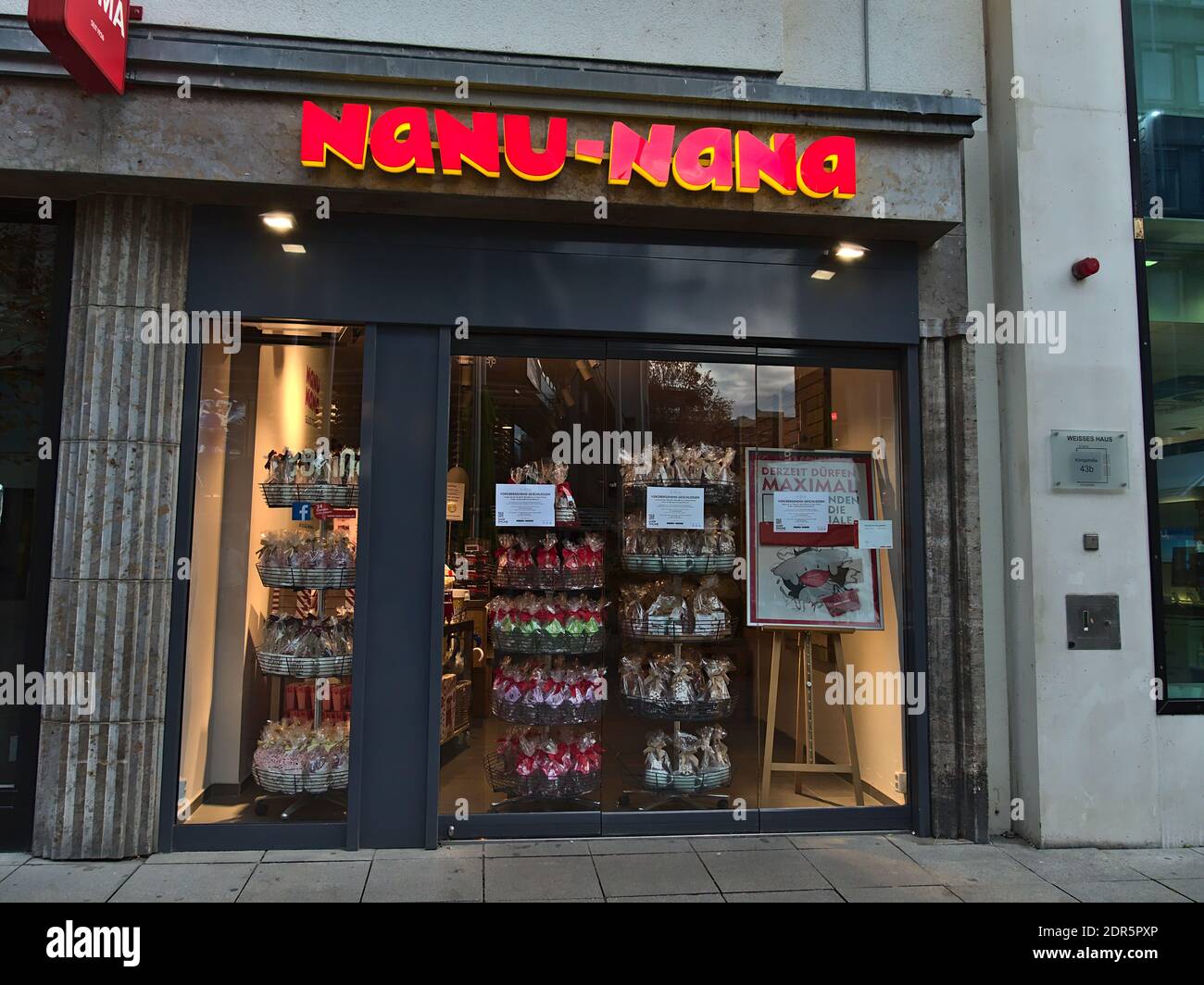Vorderansicht des Eingangs des Geschäfts der Einzelhandelskette Nanu-Nana (Geschenkartikel). Shop geschlossen während Lockdown wegen Covid-19 Pandemie. Stockfoto
