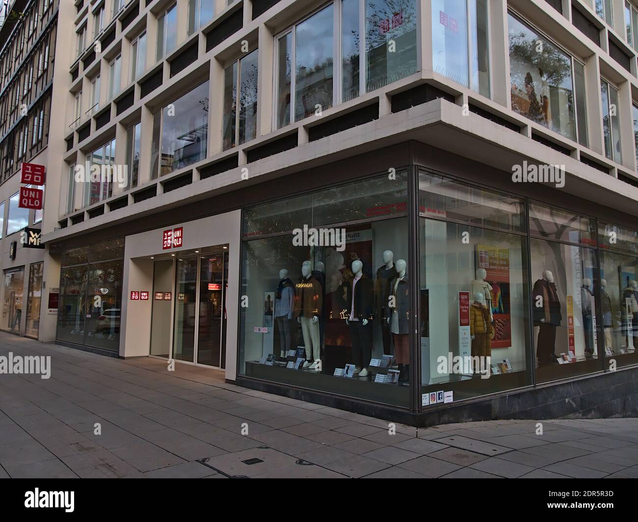 Geschlossene Filiale der japanischen Bekleidungseinzelhandelskette Uniqlo in der Einkaufsstraße Königstraße während der Covid-19-Sperre mit Dekorationsreflexen. Stockfoto