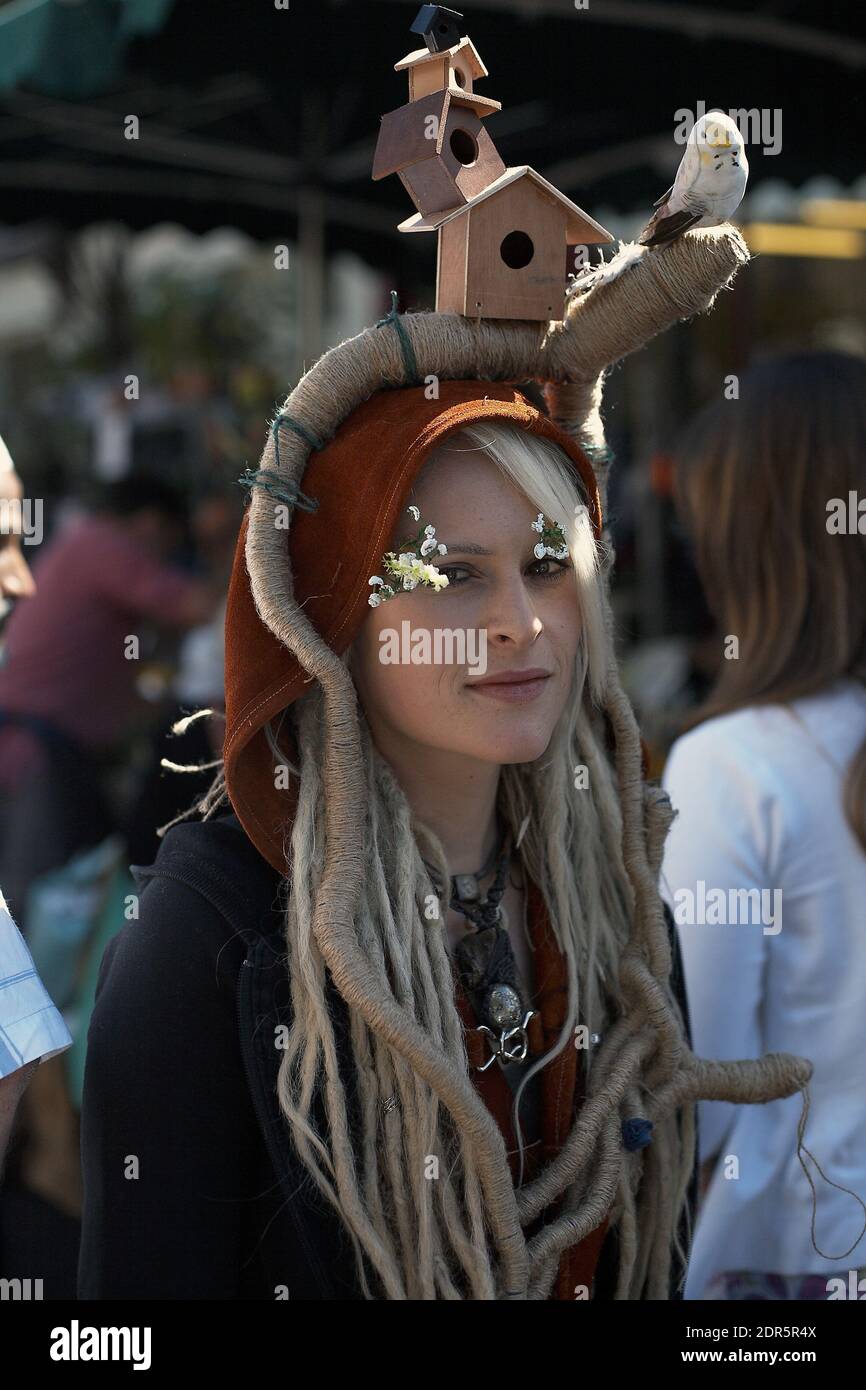 GROSSBRITANNIEN / England / London / Junges kaukasisches Weibchen mit Dreadlock-Frisur und Vogelhaus Stockfoto