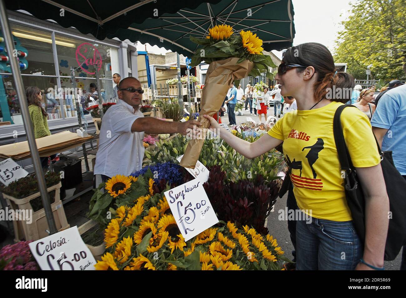 GROSSBRITANNIEN / England / London / Junge Frau kauft Blumen bei Columbia Flower im trendigen East London. Stockfoto