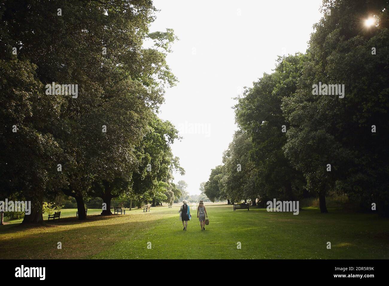 Zwei junge Frauen, die im Royal Botanic Gardens, Kew, London, England, spazieren gehen Stockfoto