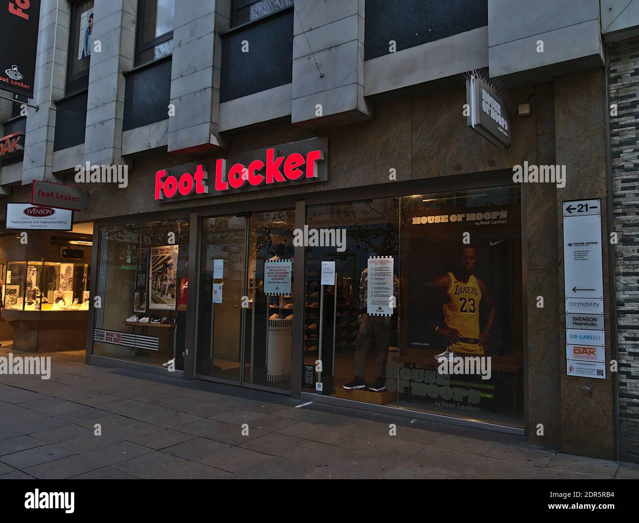 Geschlossene Niederlassung der amerikanischen Sportbekleidung- und Schuheinzelhandelsfirma Foot locker während der Covid-19-Sperre in der Königstraße. Stockfoto