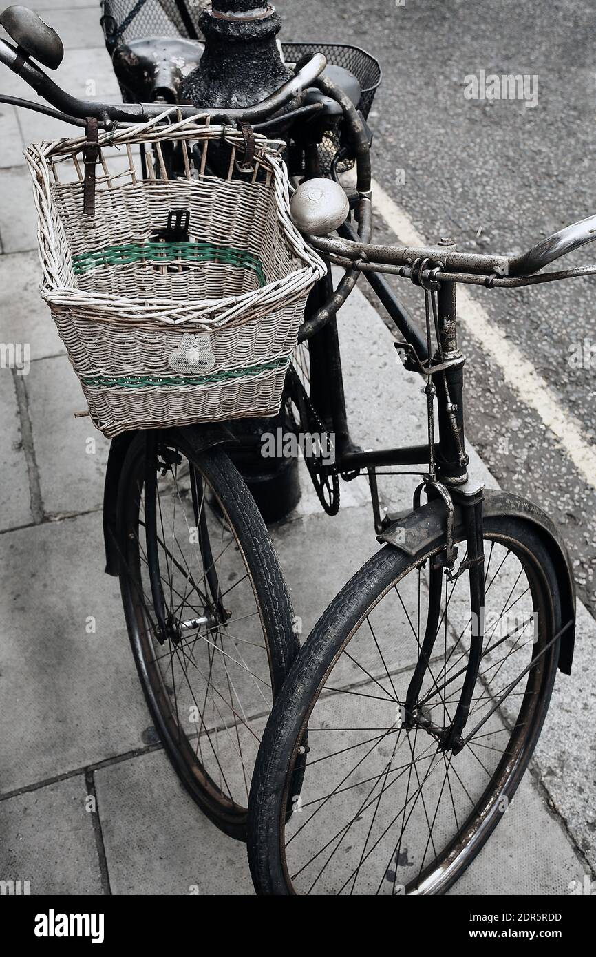 Alte Vintage-Fahrräder mit Korb auf dem Portobello-Markt. Stockfoto